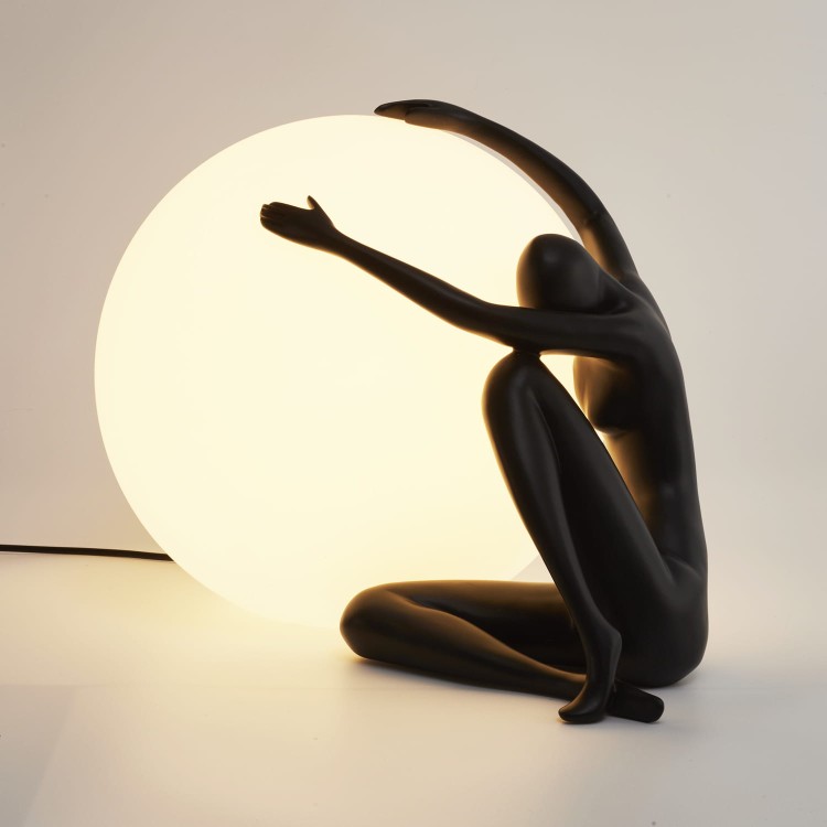 pol_po_Lampa-stolowa-WOMAN-1-czarna-47-cm-966_1.jpg