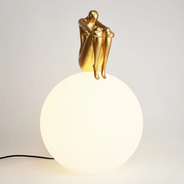 pol_po_Lampa-stolowa-WOMAN-2-zlota-35-cm-969_1.jpg
