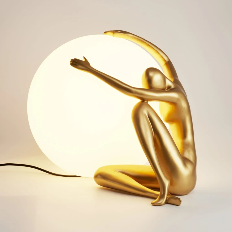 pol_po_Lampa-stolowa-WOMAN-1-zlota-47-cm-975_1.jpg