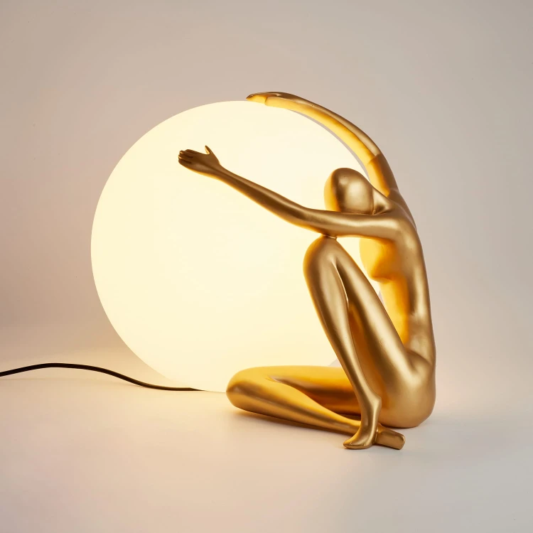 pol_po_Lampa-stolowa-WOMAN-1-zlota-47-cm-975_5.jpg